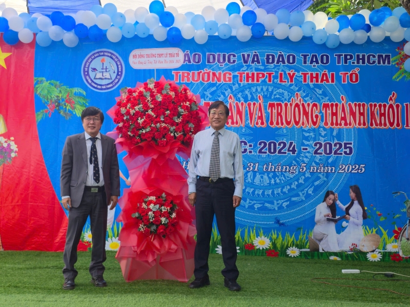 PGS TS Nguyễn Thành Vấn - CHủ tịch trường tặng hoa.