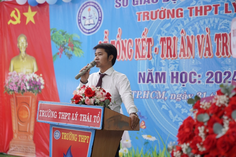 Thầy Trịnh Văn Thanh - Hiệu phó phát biểu thi đua khen thưởng cho học sinh giỏi và xuất sắc, các thầy cô hoàn thành tốt trong năm học vùa qua