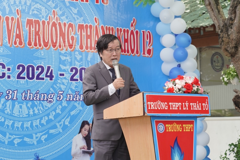 Thầy Lê trường Sơn - Hiệu trưởng phát biểu về năm học vừa qua và lời nhắn nhủ các em học sinh lớp 12.