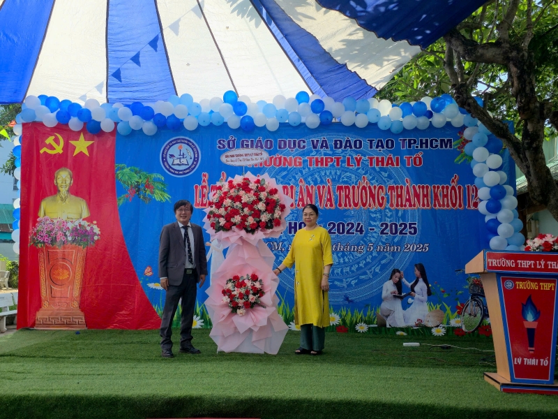 Trưởng phụ huynh trường tặng hoa.