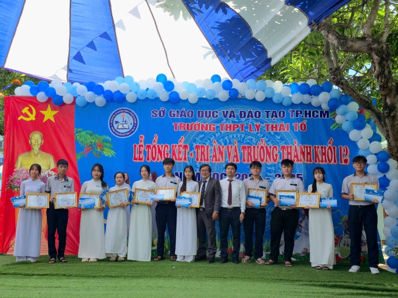 Phát thưởng cho học sinh giỏi khối 10, 11, 12