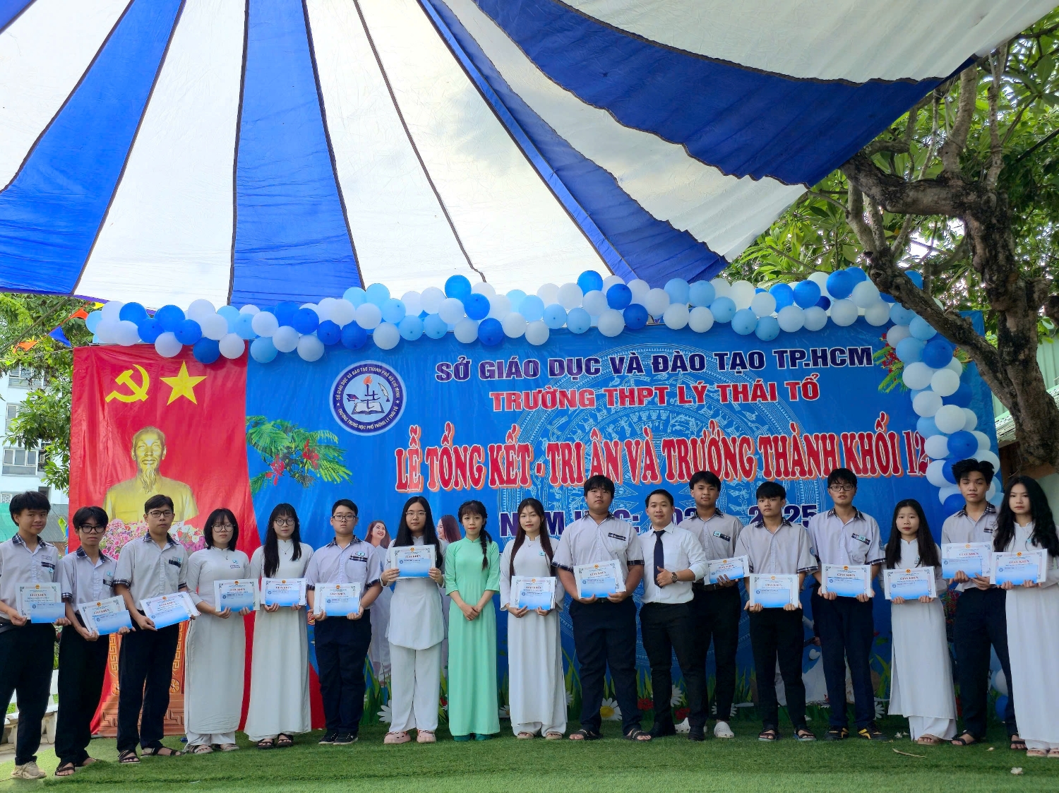 Phát thưởng cho học sinh giỏi khối 10, 11, 12