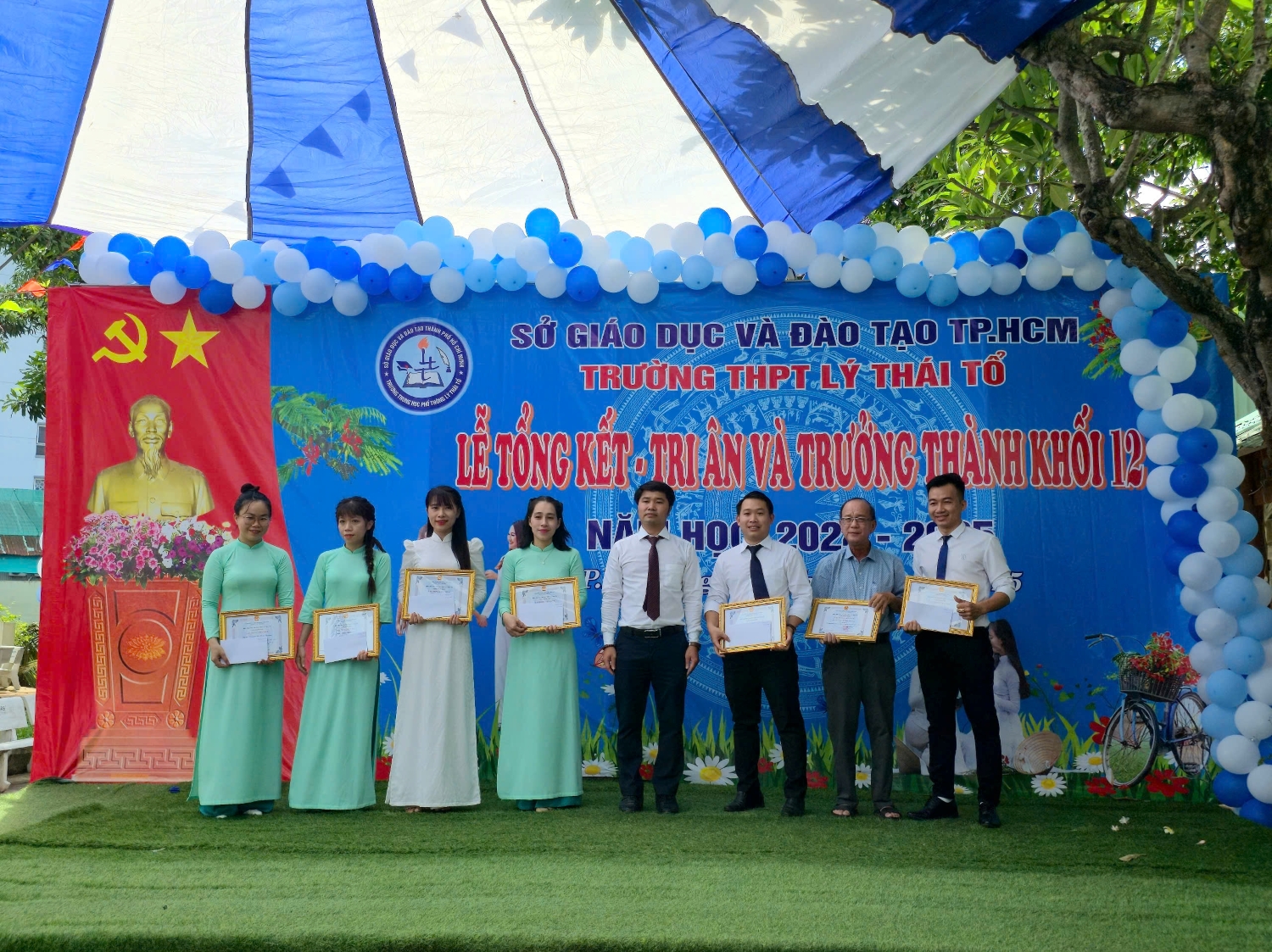 Phát thưởng cho giáo viên hoàn thành xuất sắc nhiệm vụ năm học 2024 - 2025