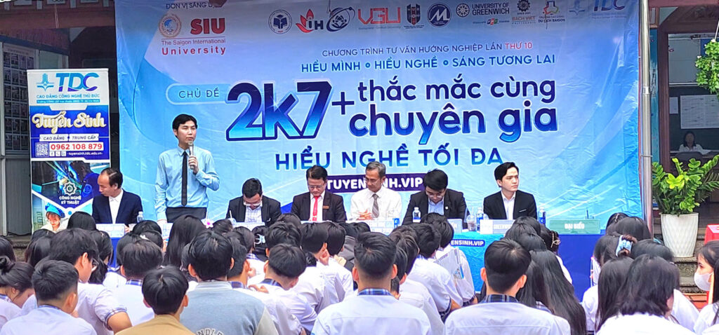 Học sinh lớp 12 Trường THPT Lý Thái Tổ tìm hiểu phương thức xét tuyển đại học