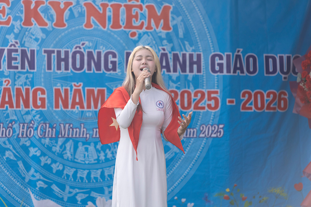 Tiết mục hát và múa của các em học sinh trường