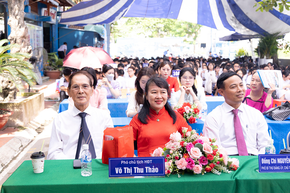 Cô Võ Thị Thu Thảo - Phó chủ tịch HĐT và TS Nguyễn Ngọc Thu - thành viên HĐT