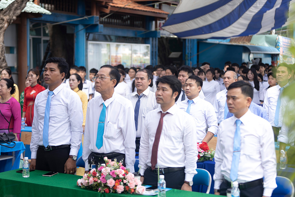 Thầy Trịnh Văn Thanh - Phó hiệu trưởng cùng toàn thể giáo viên
