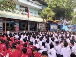 Học sinh THPT Lý Thái Tổ tìm hiểu thông báo tuyển sinh 2026