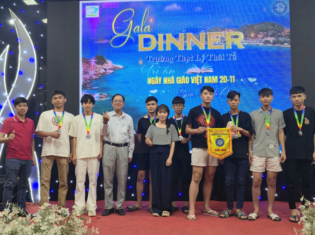 Giải nhì bóng đá lớp 11A3