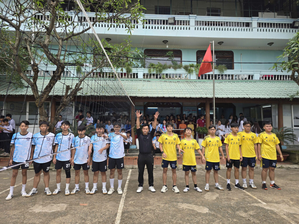 Không khí hội thao 20/11 tại Trường THPT Lý Thái Tổ