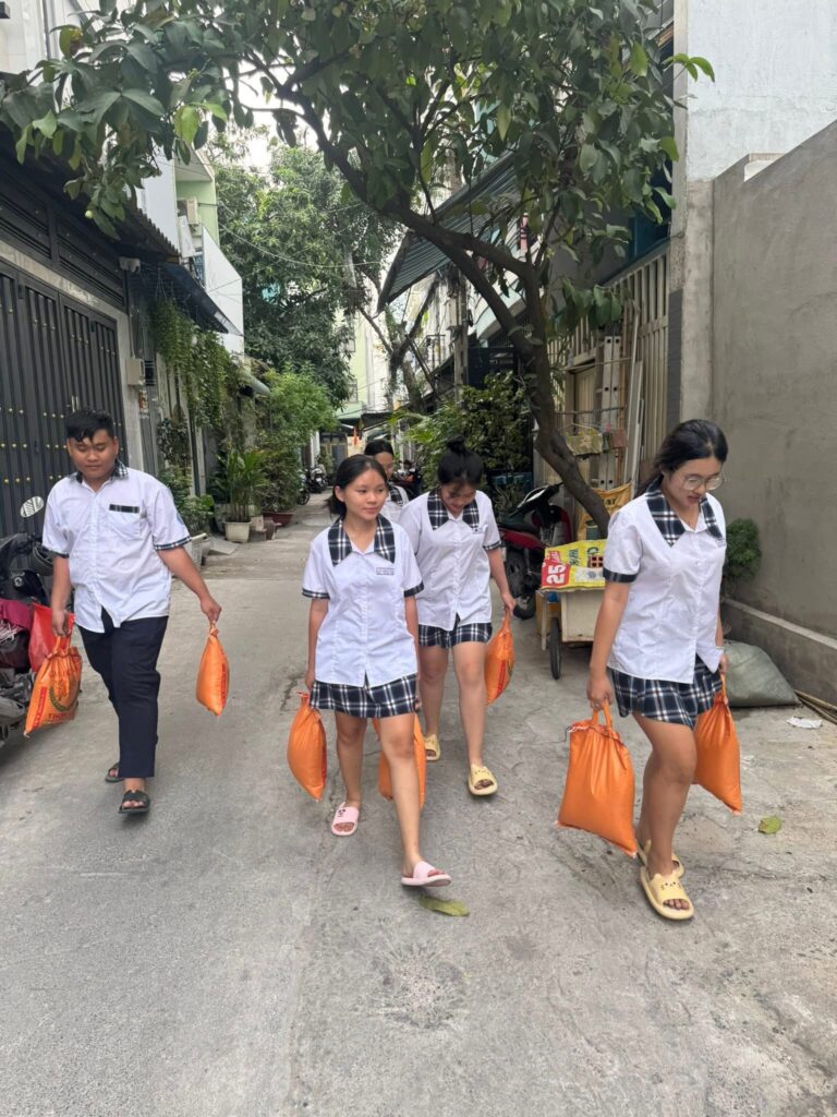 thiện nguyện THPT Lý Thái Tổ chuẩn bị nhu yếu phẩm