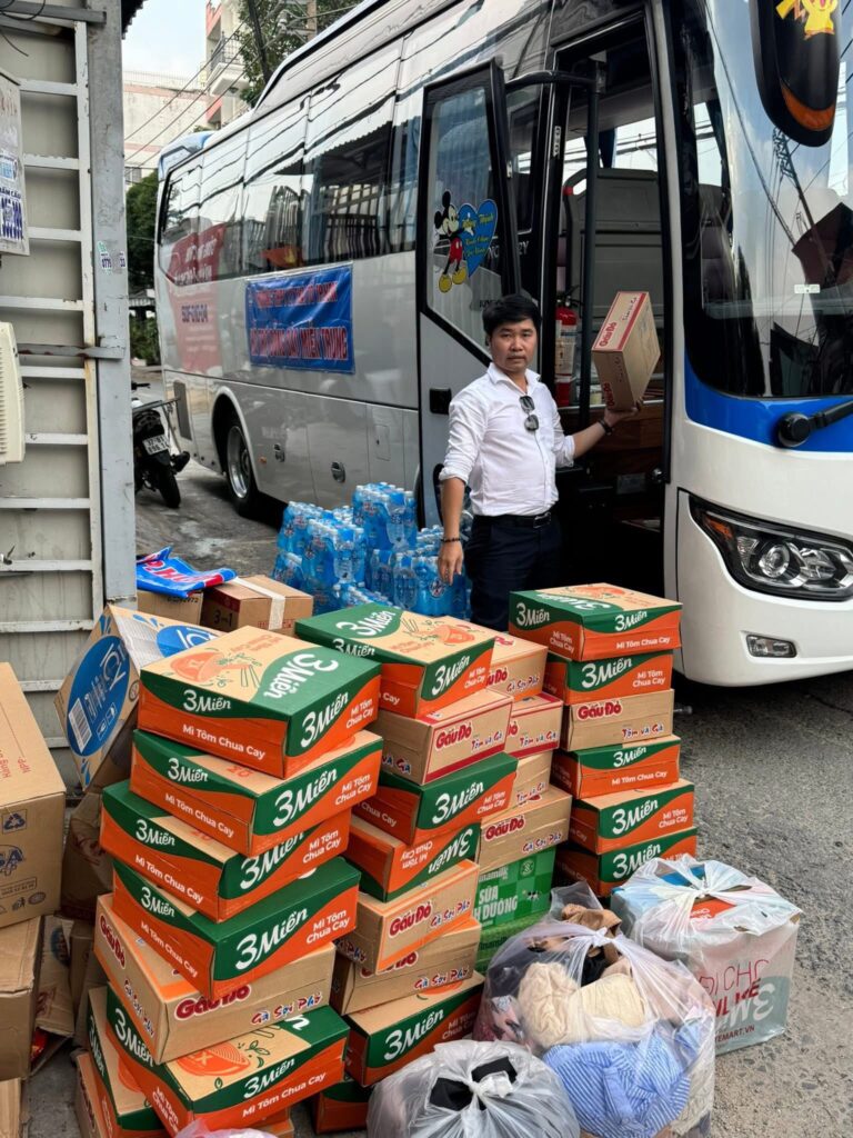 thiện nguyện THPT Lý Thái Tổ chuẩn bị nhu yếu phẩm