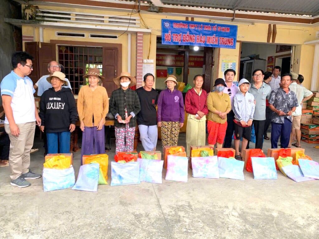 thiện nguyện THPT Lý Thái Tổ trao quà vùng lũ Đắk Lắk