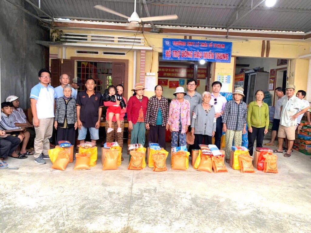 thiện nguyện THPT Lý Thái Tổ trao quà vùng lũ Đắk Lắk