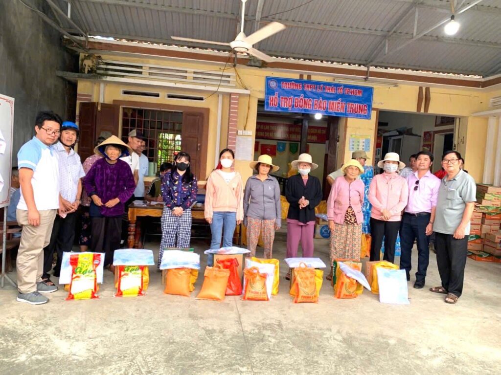 thiện nguyện THPT Lý Thái Tổ trao quà vùng lũ Đắk Lắk