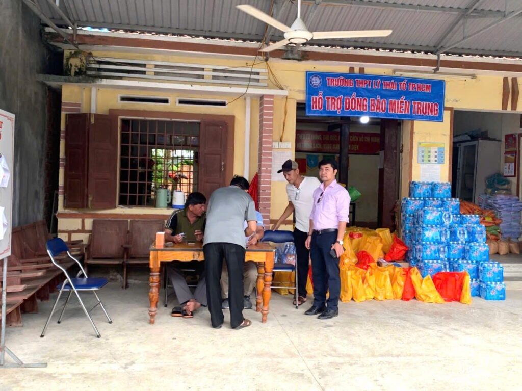 thiện nguyện THPT Lý Thái Tổ trao quà vùng lũ Đắk Lắk