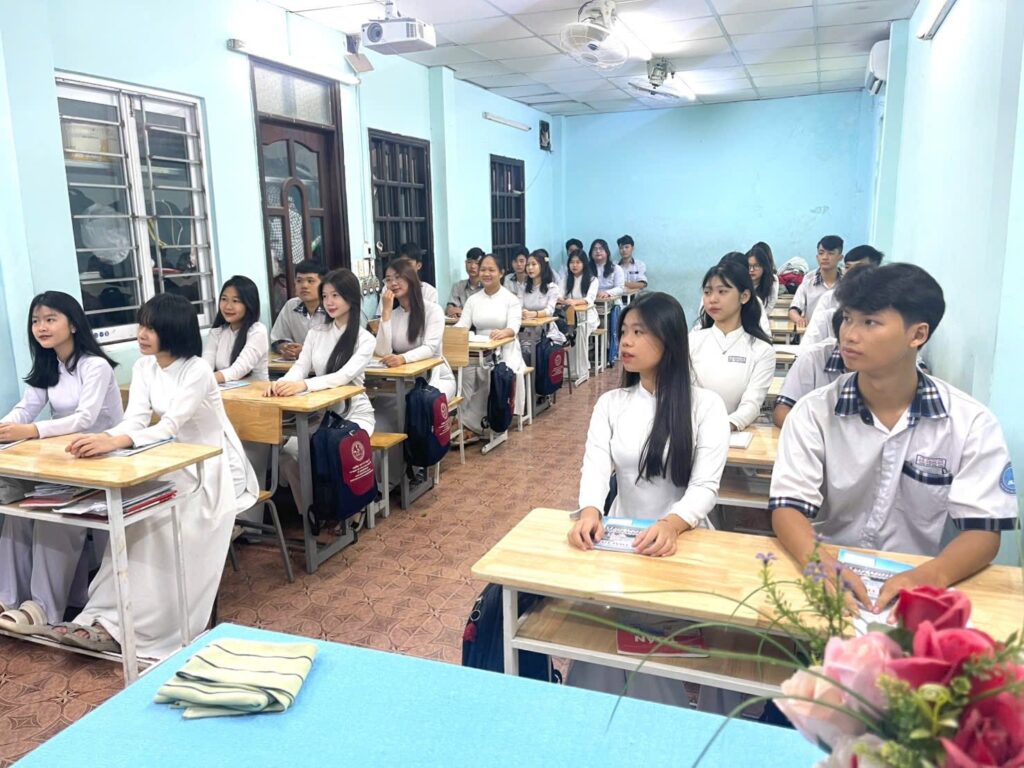 Học sinh Trường THPT Lý Thái Tổ học tập theo chương trình giáo dục phổ thông mới