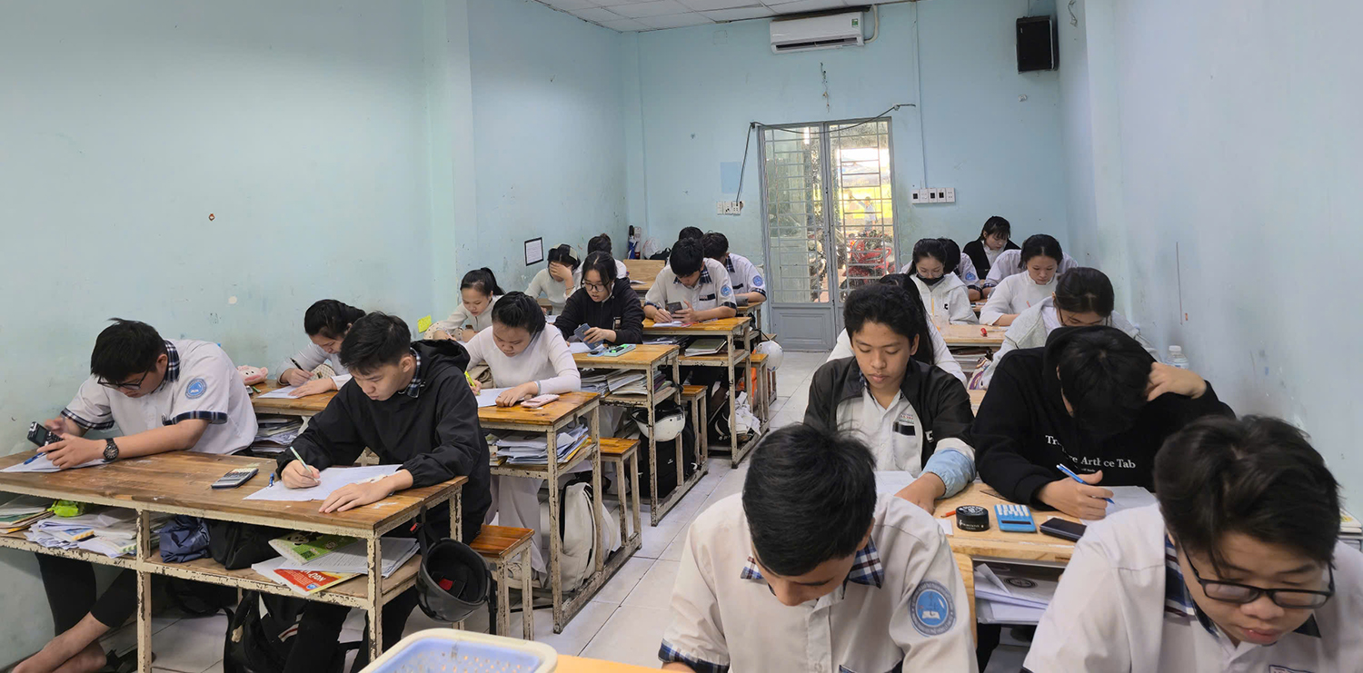 Trung thực học đường – học sinh nghiêm túc làm bài kiểm tra