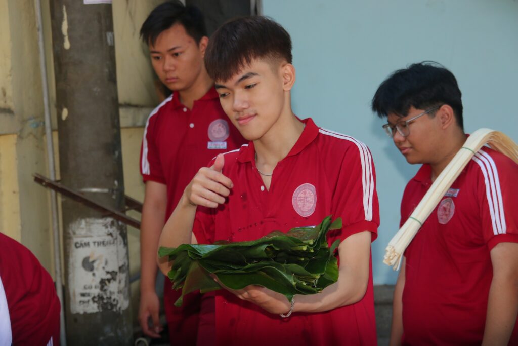 Học sinh gói bánh chưng bánh tét trong hội xuân.