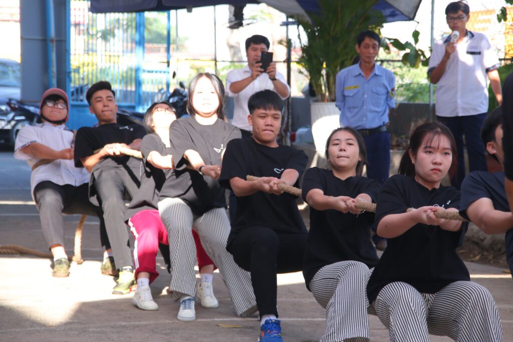 Trò chơi kéo co trong Hội Xuân Bính Ngọ.