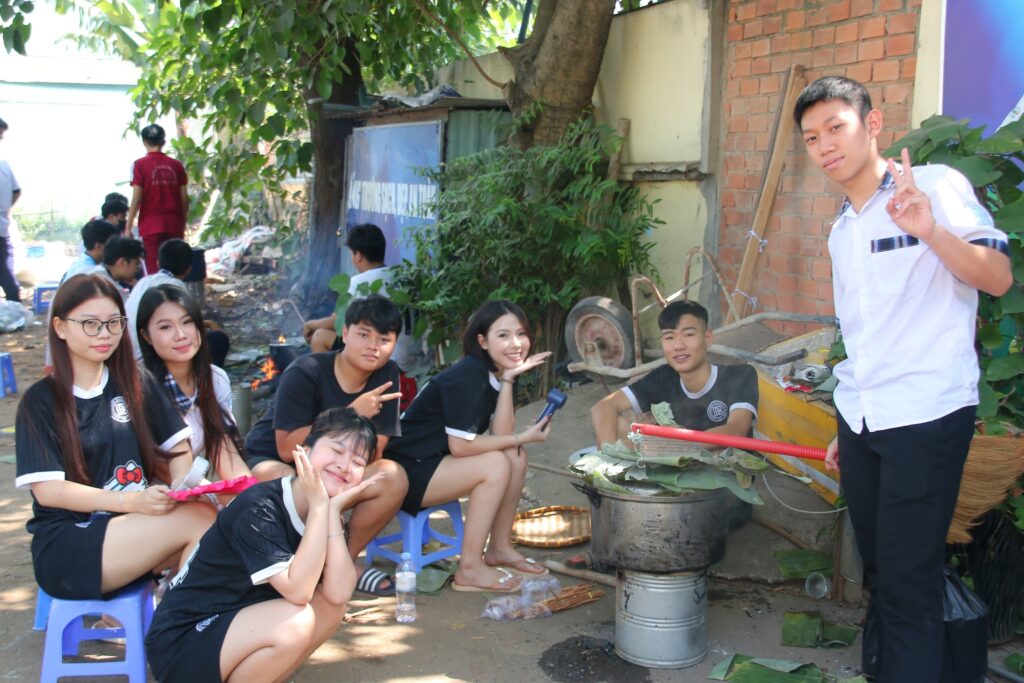 Học sinh gói bánh chưng bánh tét trong hội xuân.