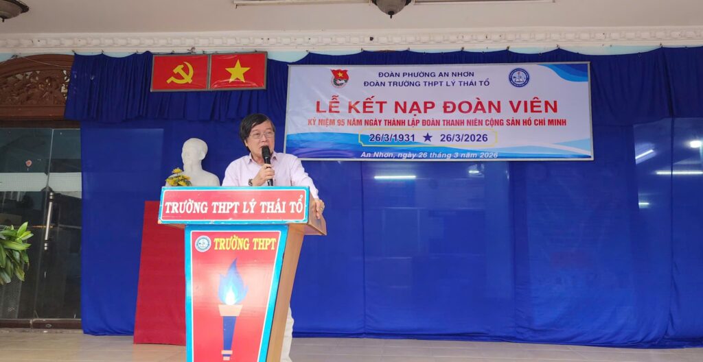 Hiệu trưởng phát biểu