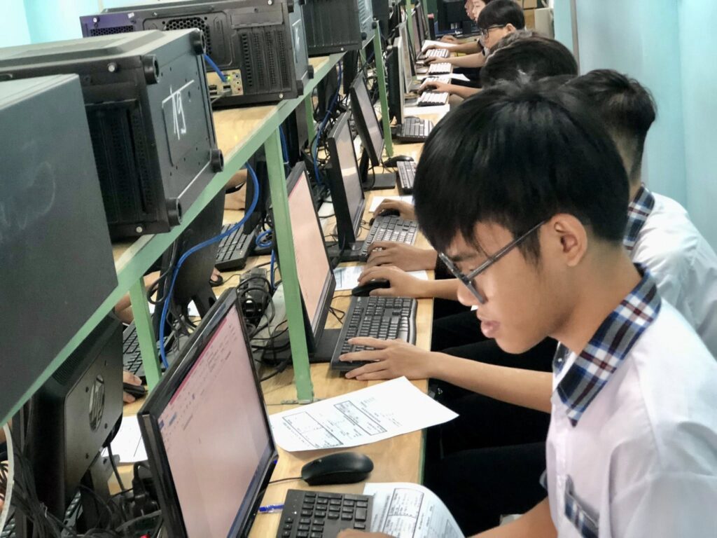 Học sinh thực hành lập trình Python