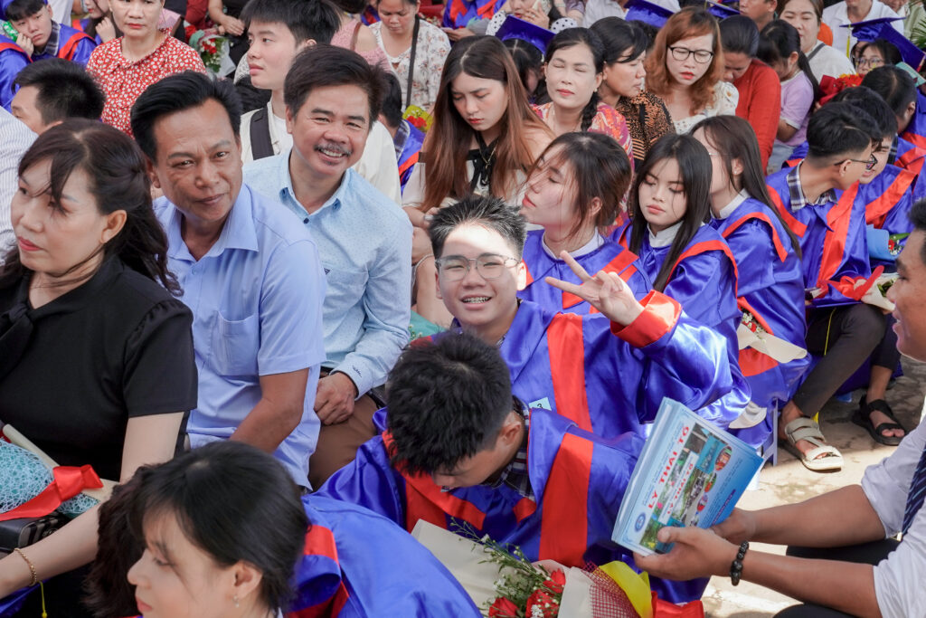 Cha mẹ trò chuyện nhẹ nhàng