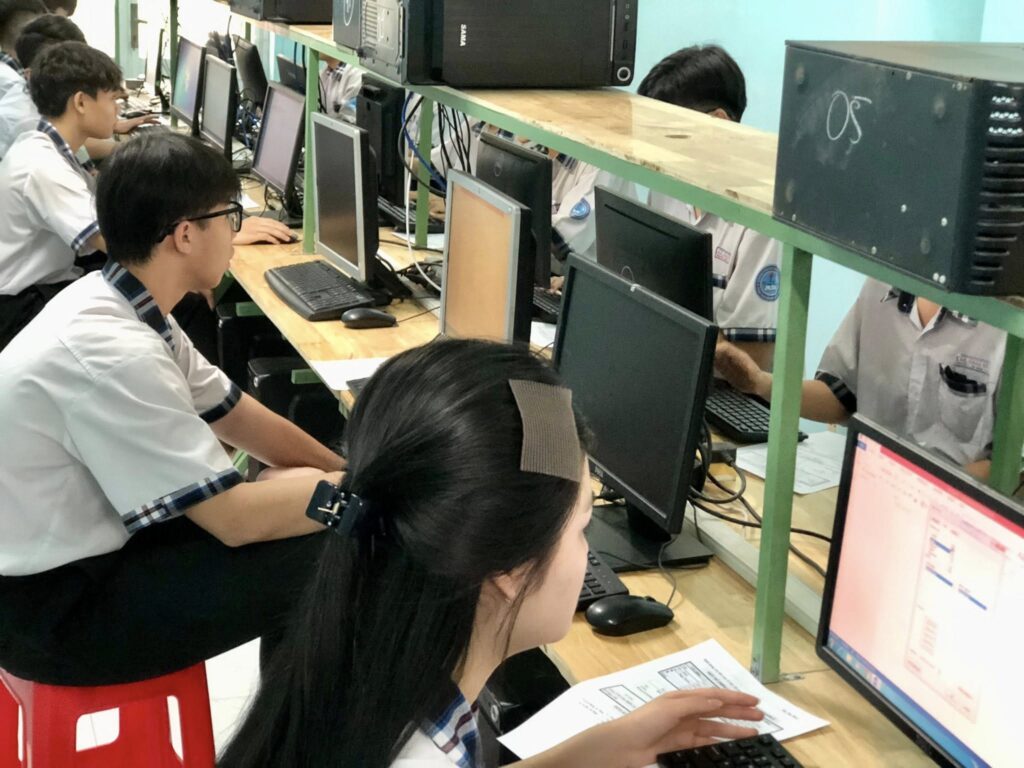 Học sinh thực hành tại phòng máy