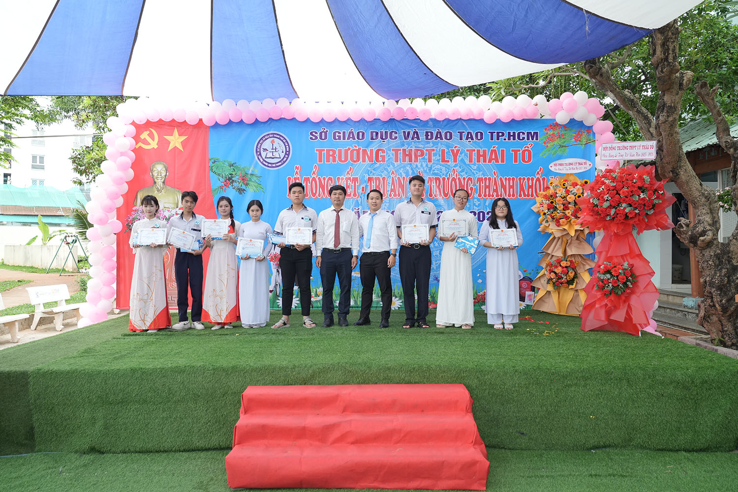 Khen thưởng học sinh giỏi khối 10.