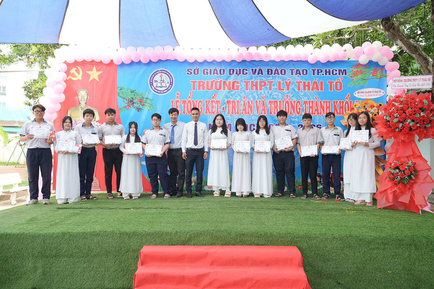 Khen thưởng học sinh giỏi khối 11.