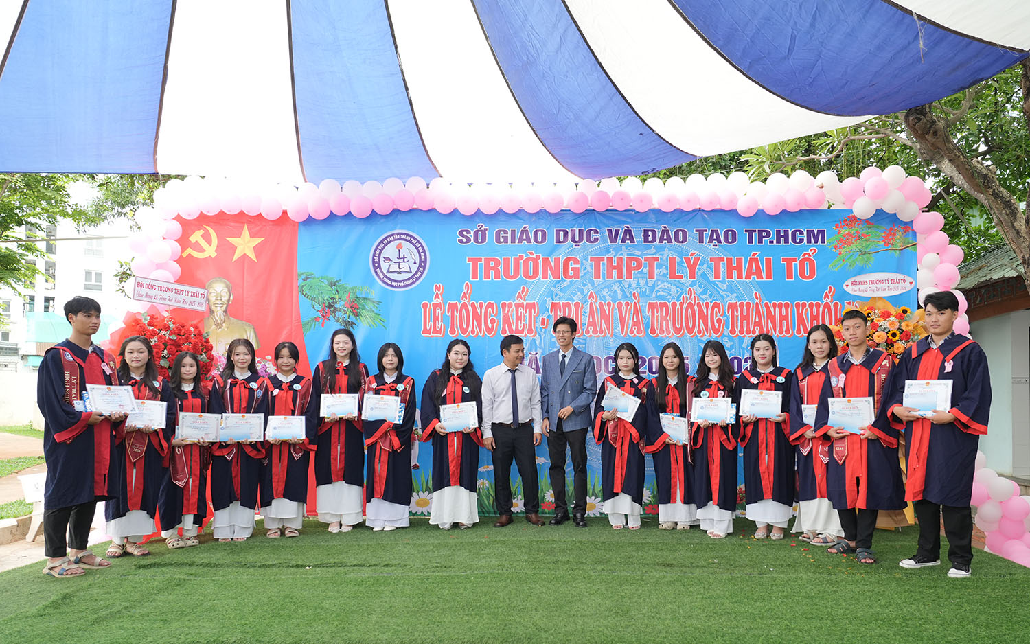Khen thưởng học sinh giỏi khối 12