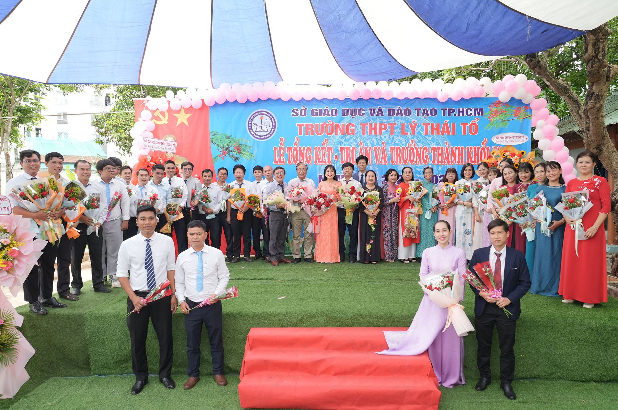 Tập thể giáo viên và Hội đồng trường trong lễ tri ân trưởng thành