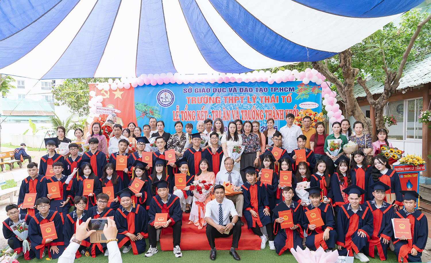 Học sinh chụp ảnh cùng thầy cô và Hội đồng trường trong lễ tri ân trưởng thành