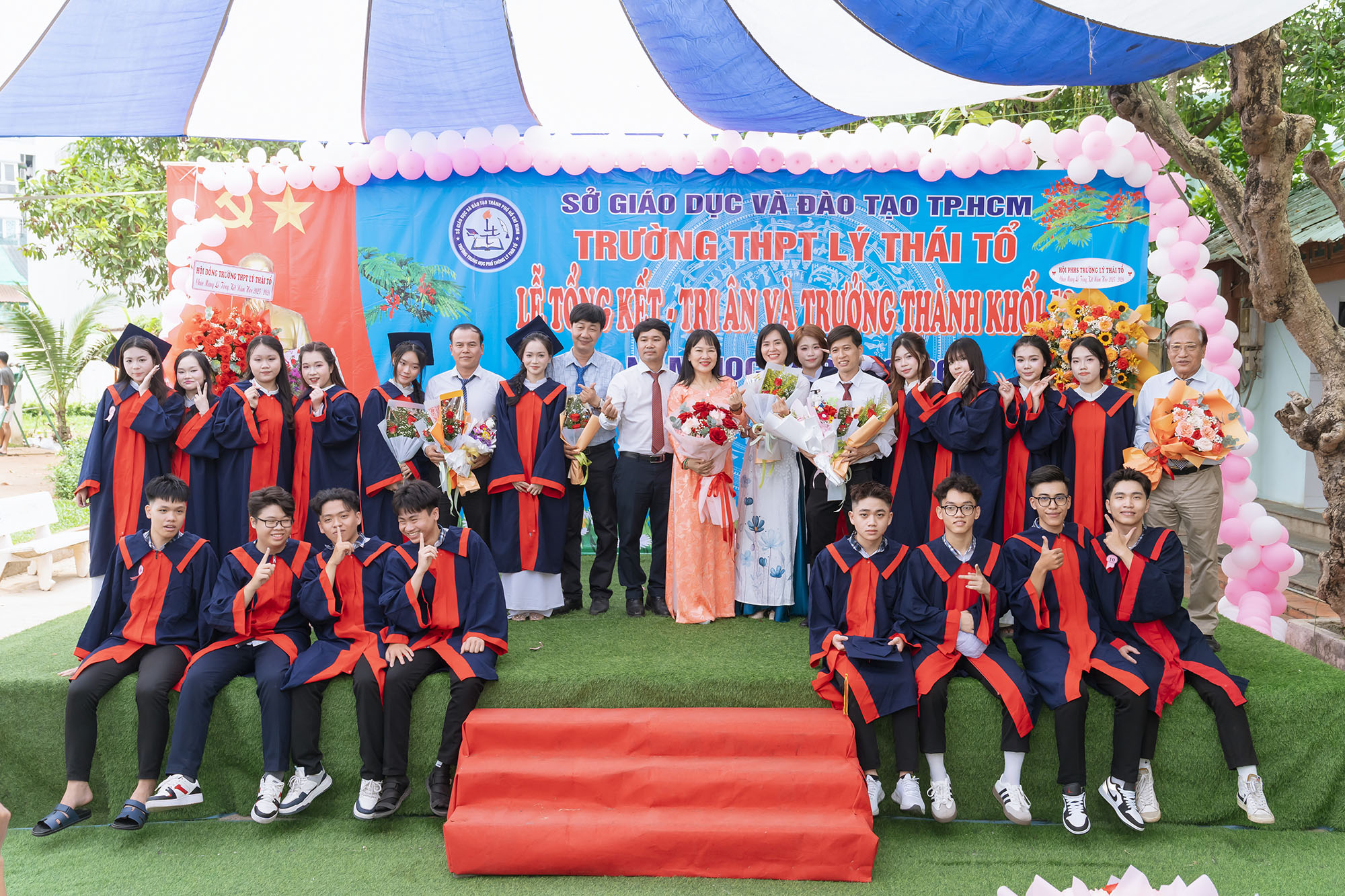 Học sinh lớp 12A1 chụp ảnh cùng thầy cô, phụ huynh và Hội đồng trường trong lễ tri ân trưởng thành