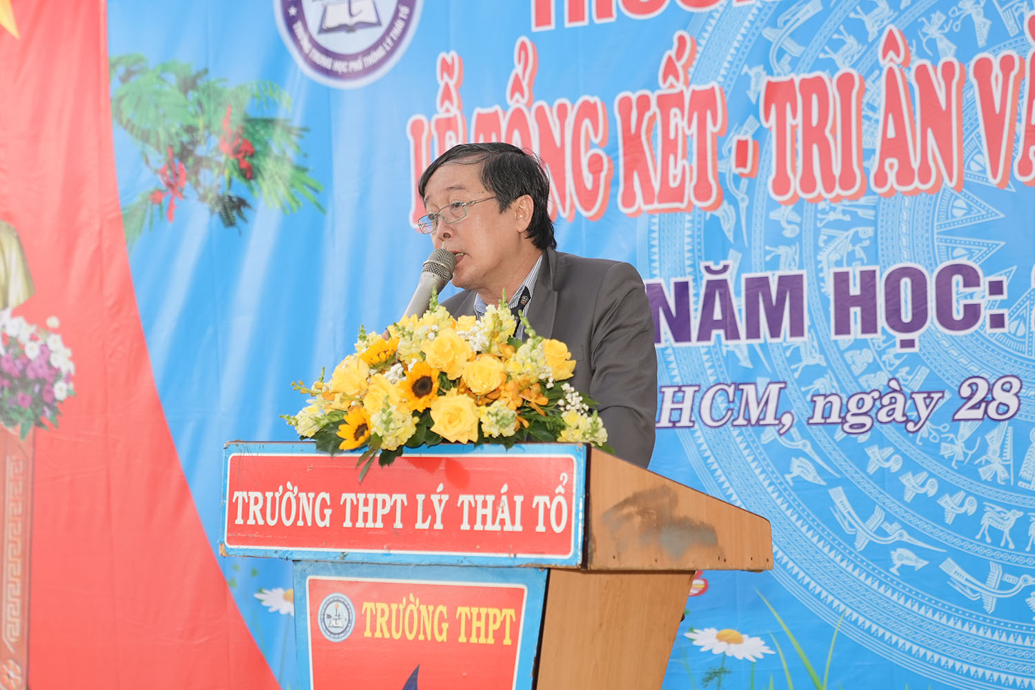 Hiệu trưởng phát biểu tại lễ tri ân và trưởng thành