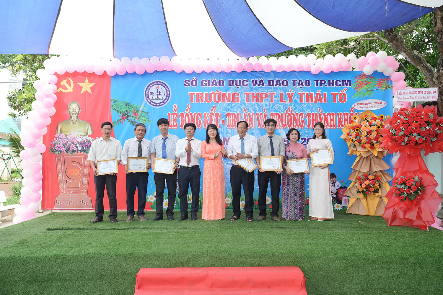 Giáo viên nhận danh hiệu Lao động tiên tiến tại THPT Lý Thái Tổ