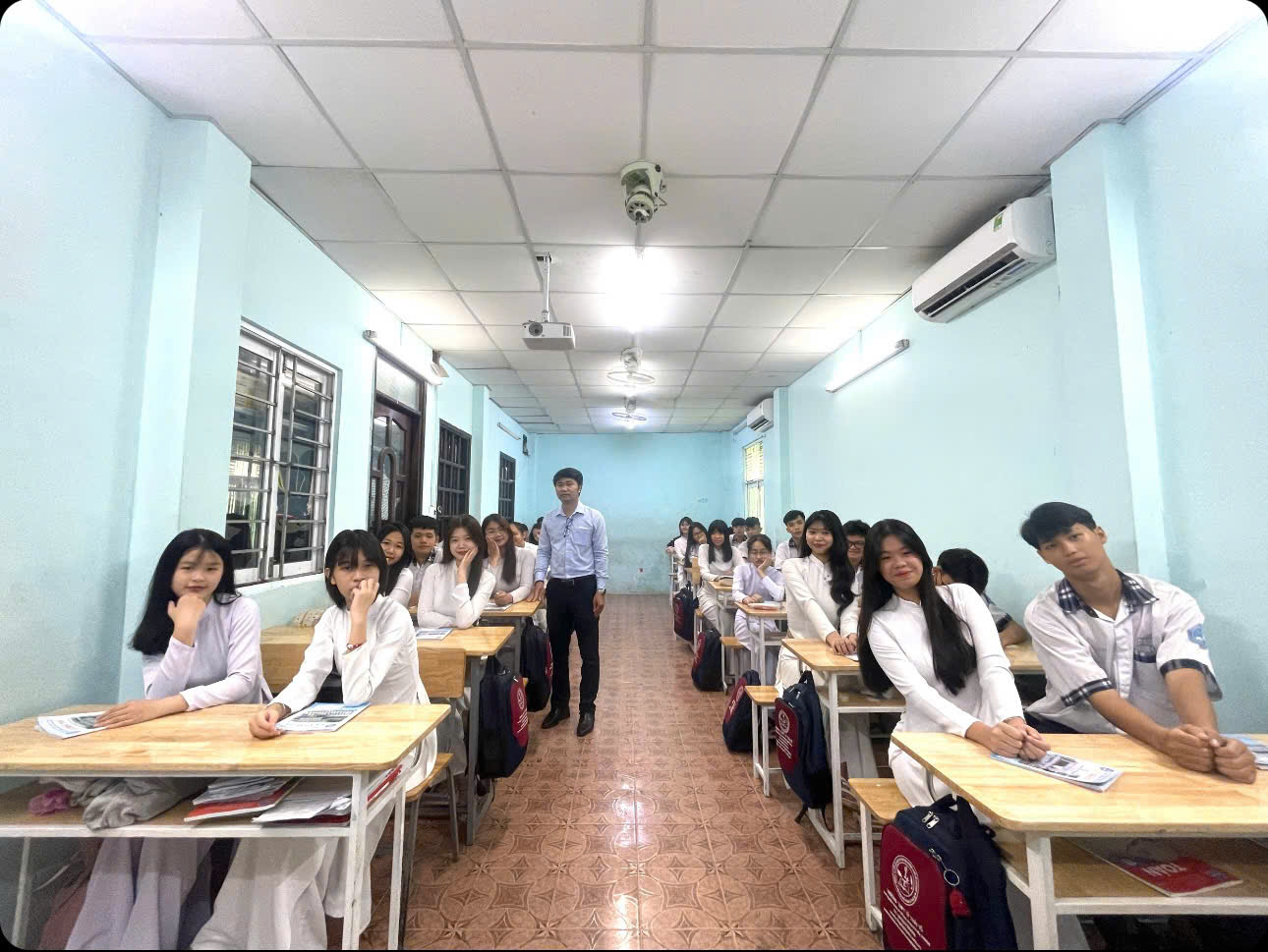 Học sinh đọc sách, nghiên cứu tài liệu và thảo luận nhóm.