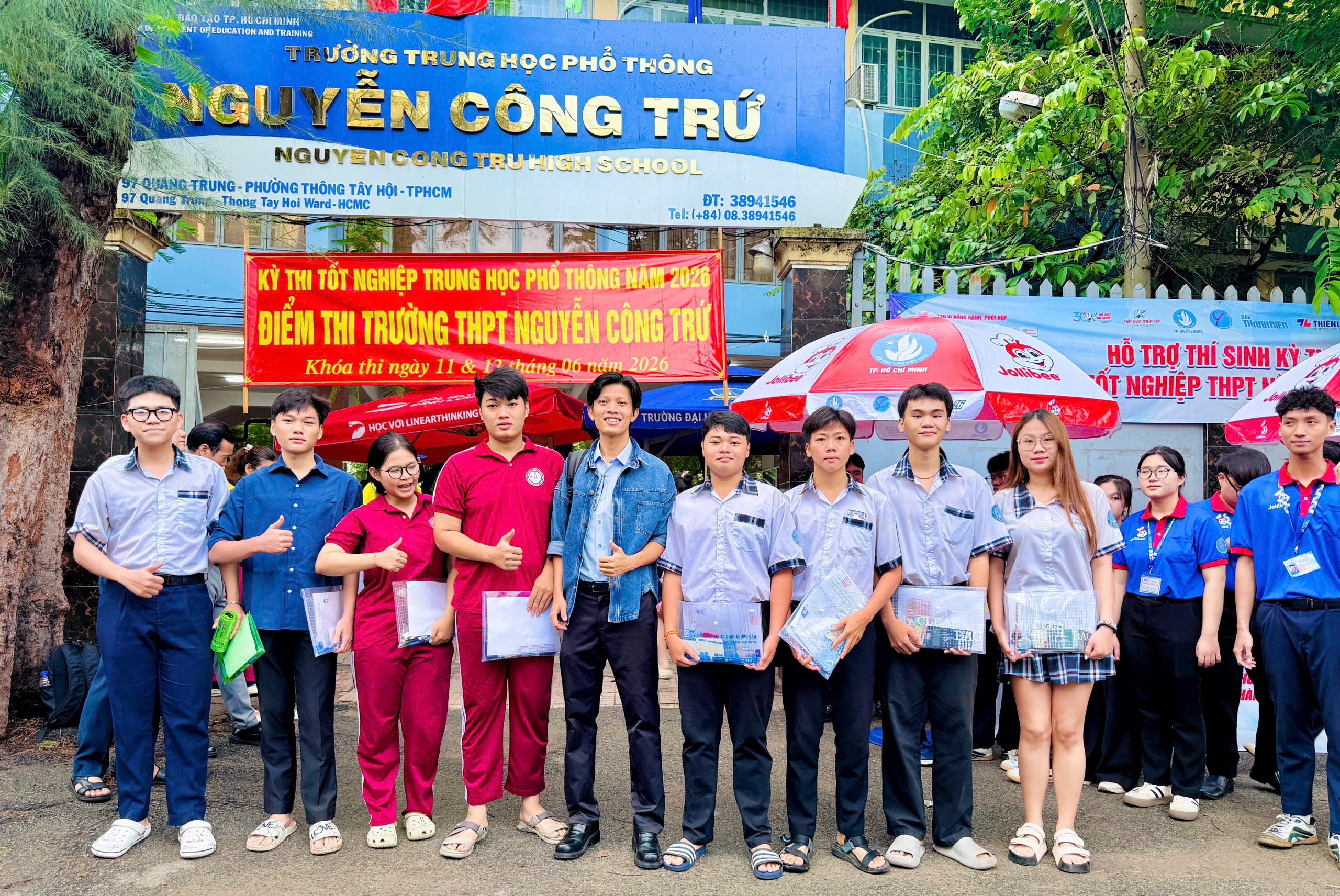 Học sinh làm bài trong phòng thi tốt nghiệp THPT