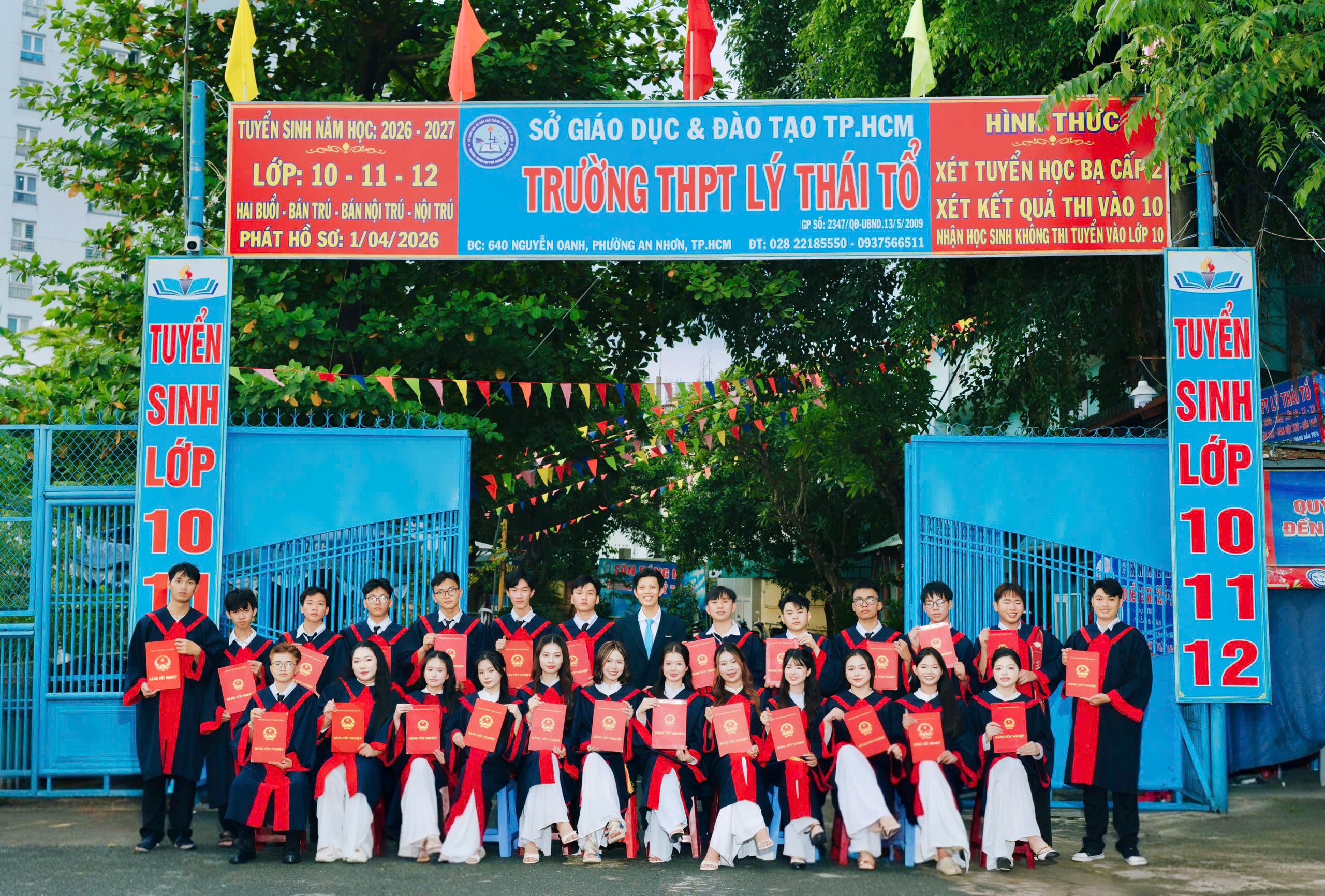 Những khoảnh khắc đáng nhớ của tập thể lớp 12A4 trước trường