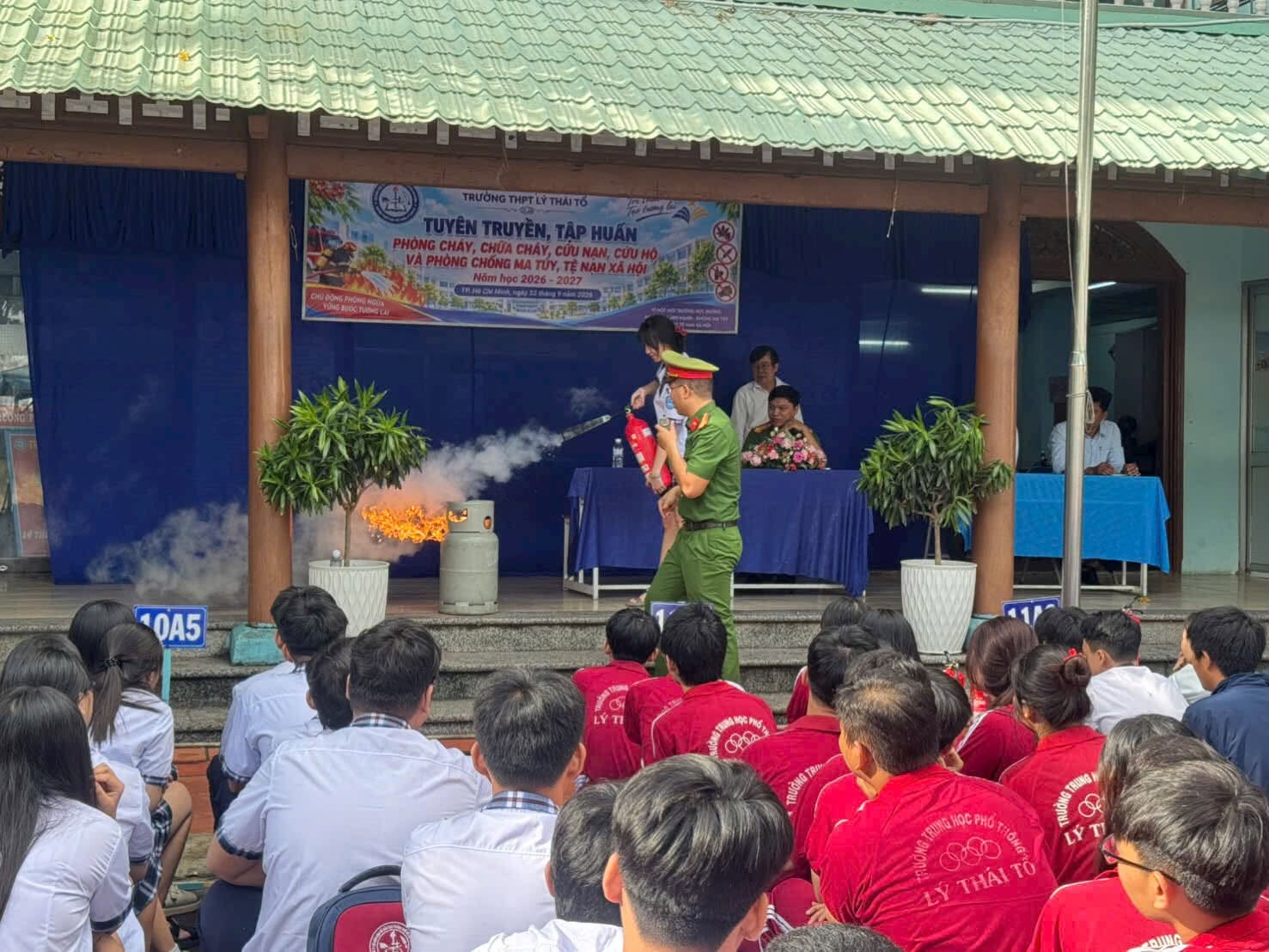 Học sinh THPT Lý Thái Tổ tham gia tuyên truyền phòng chống ma túy