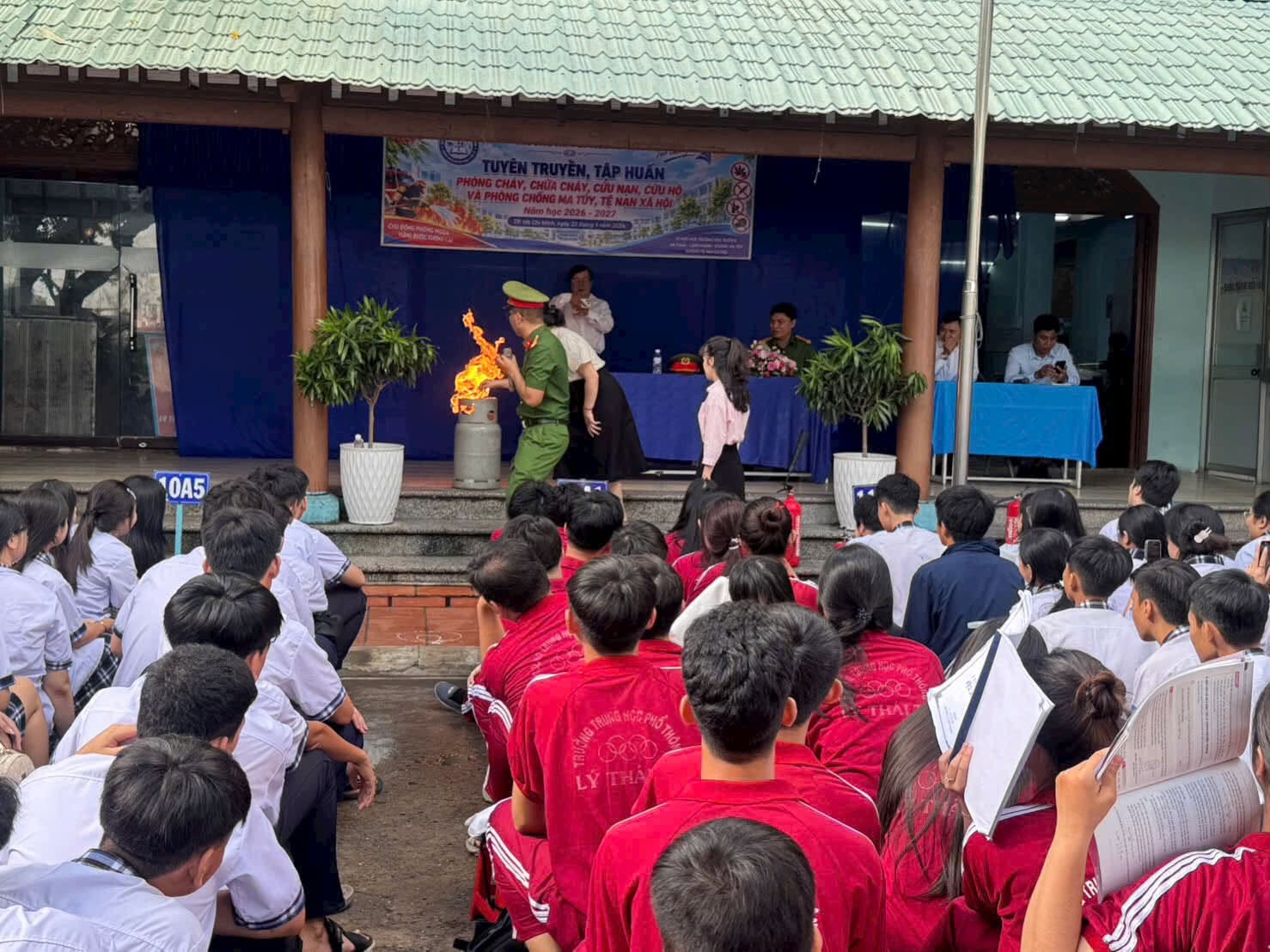 Công an hướng dẫn học sinh kỹ năng phòng cháy chữa cháy