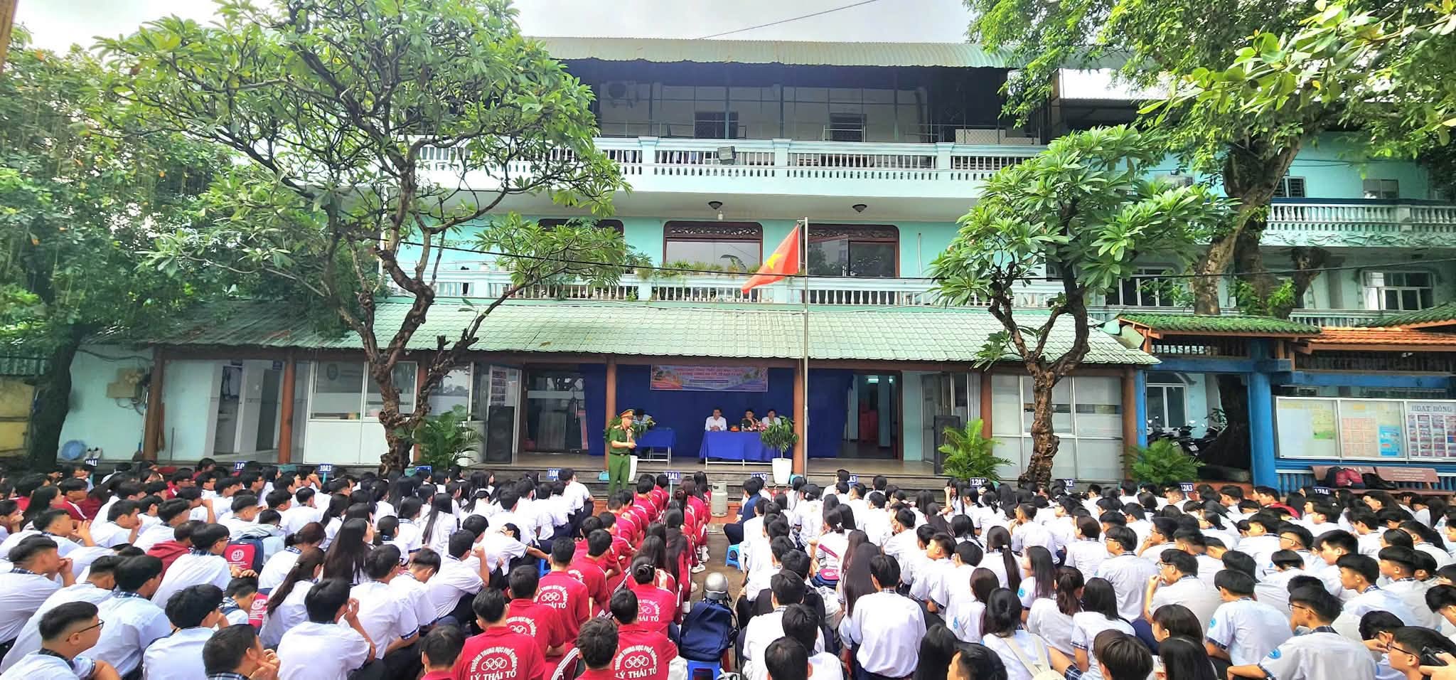 Tập huấn phòng cháy chữa cháy tại Trường THPT Lý Thái Tổ