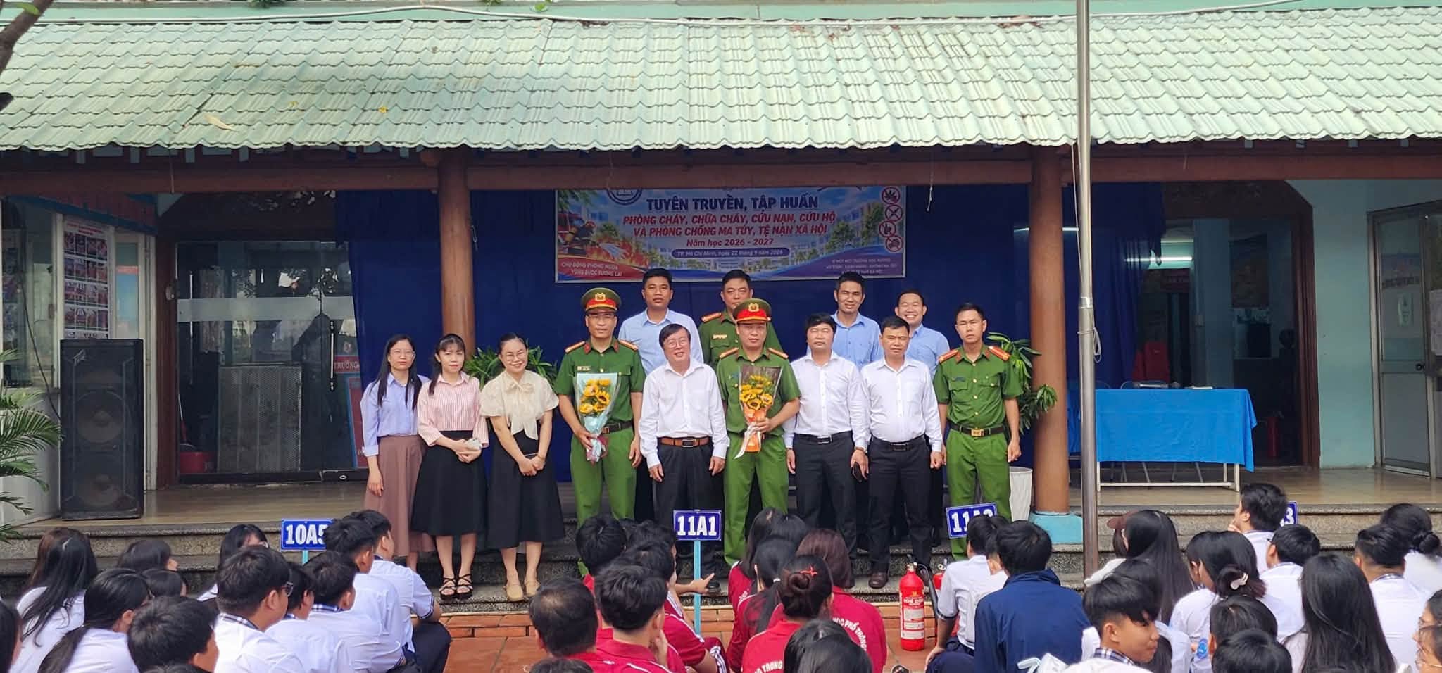 Đại biểu tham dự tập huấn phòng cháy chữa cháy tại THPT Lý Thái Tổ